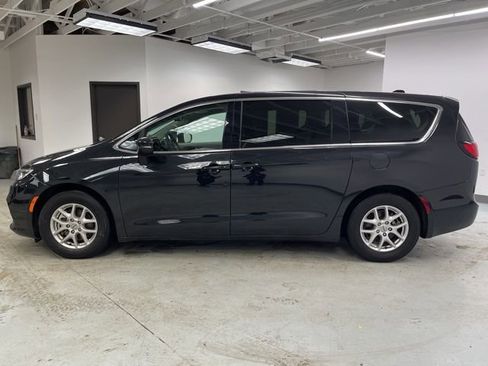 Used 2023 Chrysler Pacifica Touring-L image 6
