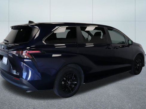 Used 2024 Toyota Sienna LE AWD/4WD image 8