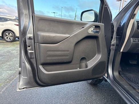 Used 2016 Nissan Frontier SV image 16