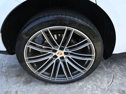 Used 2024 Porsche Macan AWD/4WD image 12