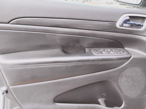 Used 2020 Jeep Grand Cherokee Laredo image 15