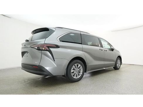 New 2026 Toyota Sienna XLE image 25
