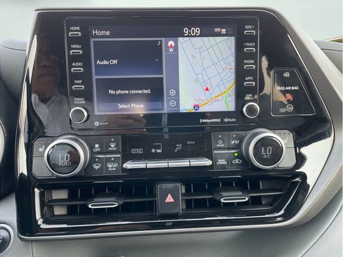 Used 2021 Toyota Highlander XLE AWD/4WD image 22