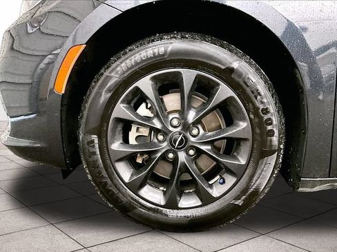 Used 2021 Chrysler Pacifica Touring FWD image 8