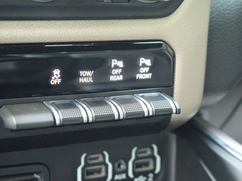 Used 2019 RAM 1500 Laramie w/ Sport Appearance Package AWD/4WD image 17