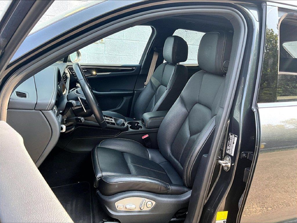 Certified 2023 Porsche Macan Turbo AWD/4WD image 5
