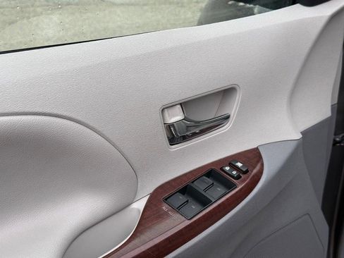 Used 2012 Toyota Sienna XLE image 19