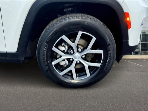 Used 2024 Jeep Grand Cherokee Limited image 41