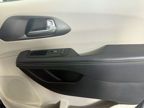 Used 2024 Chrysler Pacifica Touring-L FWD image 31