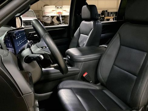 Used 2025 Chevrolet Suburban Z71 AWD/4WD image 23