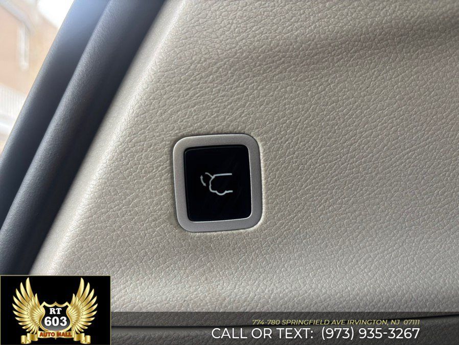 Used 2024 Chrysler Pacifica Touring-L FWD image 8