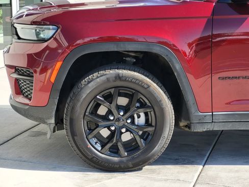 Used 2024 Jeep Grand Cherokee Altitude AWD/4WD image 8