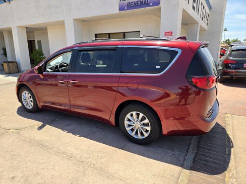 Used 2018 Chrysler Pacifica Touring Plus FWD image 3