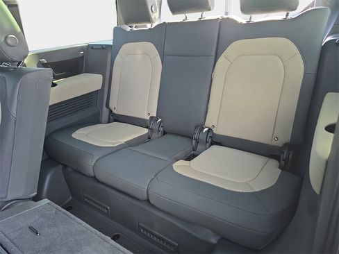 Used 2023 Land Rover Defender 130 X-Dynamic SE image 12