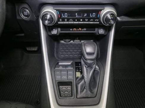 Used 2025 Toyota RAV4 XLE AWD/4WD image 31
