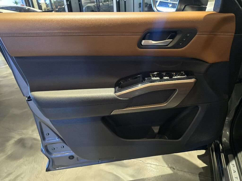 Used 2025 Nissan Pathfinder Platinum w/ Cargo Package AWD/4WD image 16