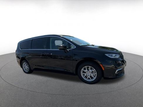 Used 2024 Chrysler Pacifica Touring-L FWD image 2
