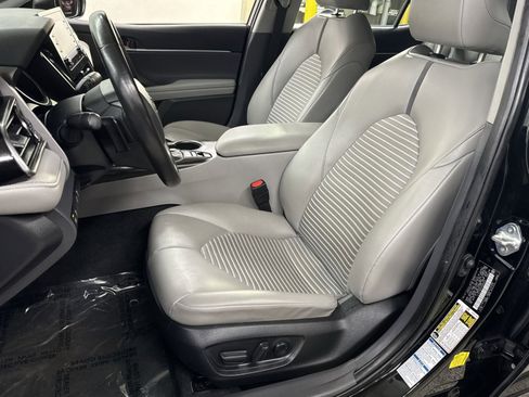 Used 2023 Toyota Camry SE image 4