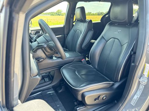 Used 2025 Chrysler Pacifica Limited FWD image 11