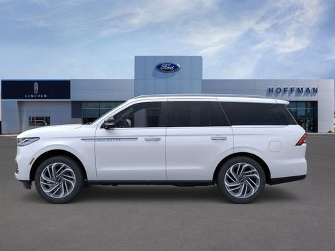New 2025 Lincoln Navigator Reserve image 3