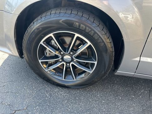 Used 2017 Dodge Grand Caravan GT image 3