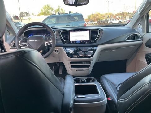 Used 2023 Chrysler Pacifica Touring-L image 19