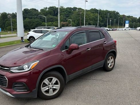 Used 2017 Chevrolet Trax LT w/ LT Convenience Package FWD image 3