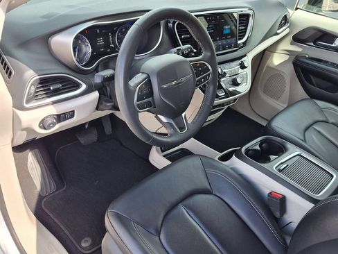 Used 2024 Chrysler Pacifica Touring-L FWD image 11