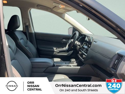 Used 2025 Nissan Pathfinder SL FWD image 11