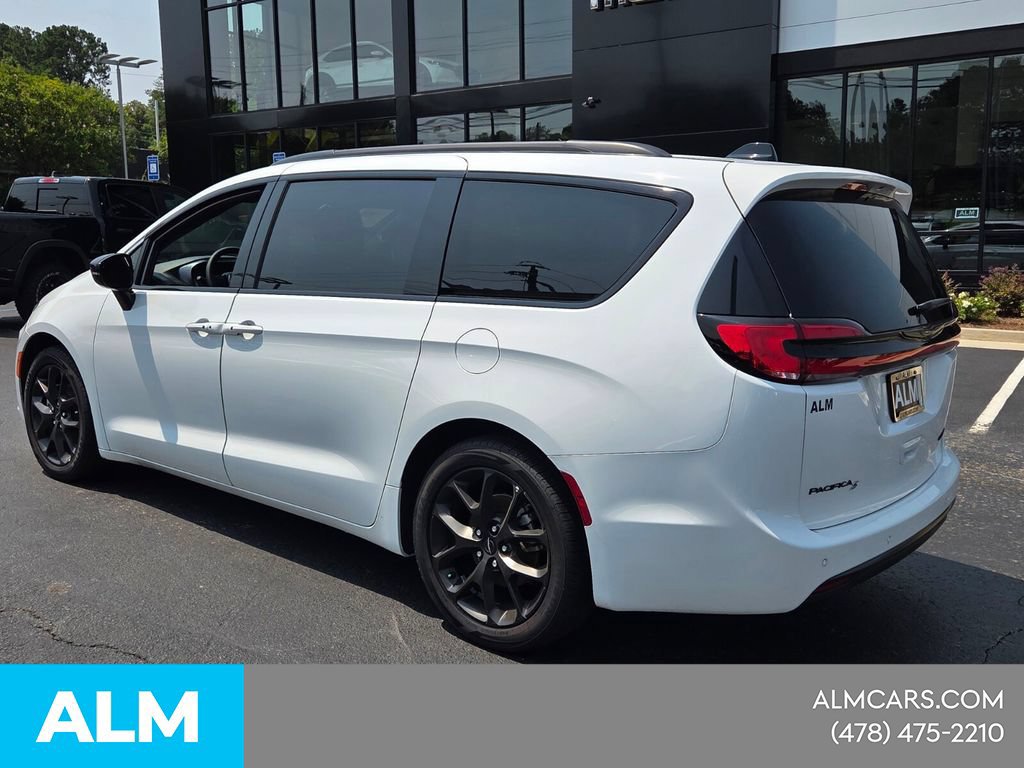 Used 2025 Chrysler Pacifica Limited FWD image 10