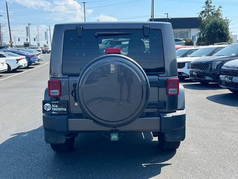 Used 2018 Jeep Wrangler Sahara w/ Connectivity Group AWD/4WD image 10