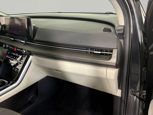 Used 2024 Kia Carnival EX FWD image 27