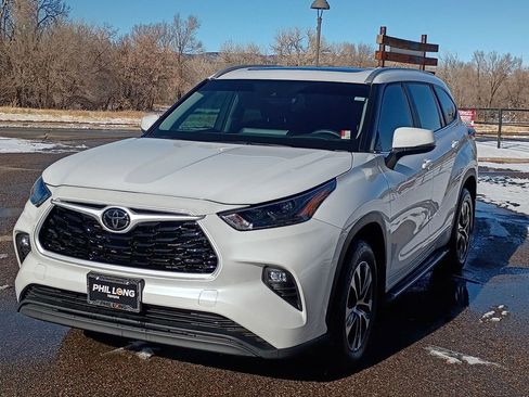 Used 2024 Toyota Highlander XLE image 2