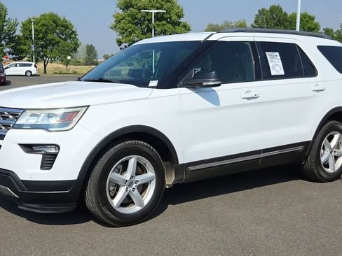 Used 2018 Ford Explorer XLT w/ Equipment Group 202A FWD image 4