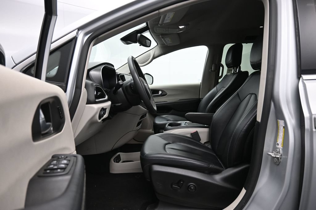 Used 2024 Chrysler Pacifica Touring-L FWD image 22
