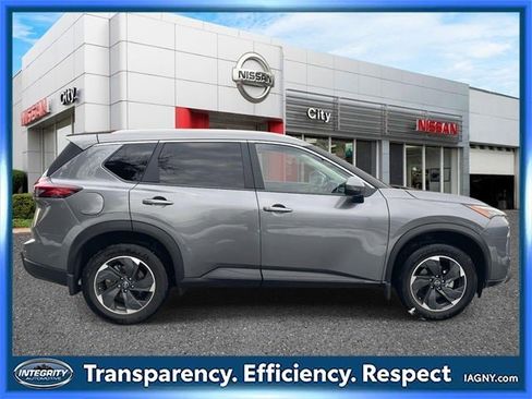 Used 2024 Nissan Rogue SV w/ SV Premium Package image 8