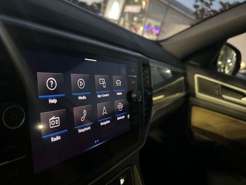 Used 2021 Volkswagen Atlas Cross Sport SE w/ Panoramic Sunroof Package image 12