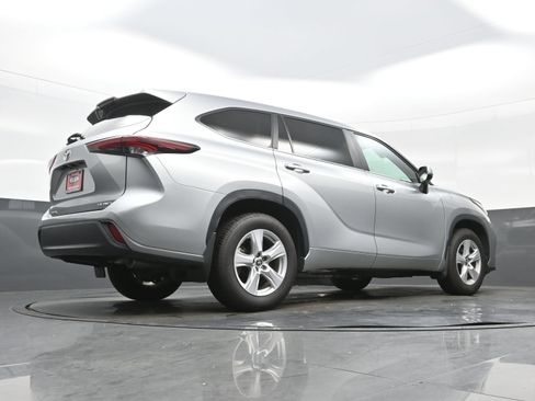 Used 2024 Toyota Highlander LE AWD/4WD image 33