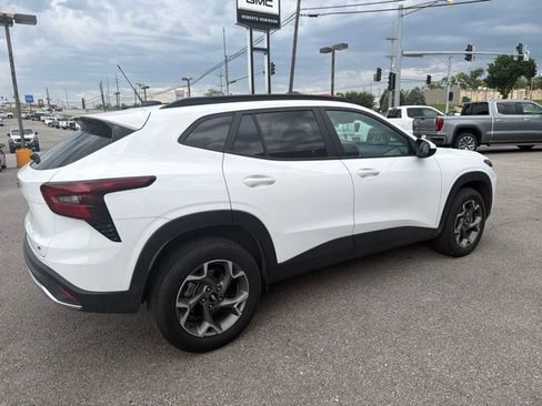 Used 2025 Chevrolet Trax LT FWD image 18