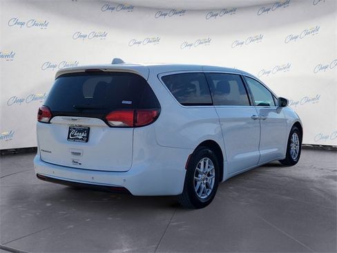 Used 2020 Chrysler Pacifica Touring image 5
