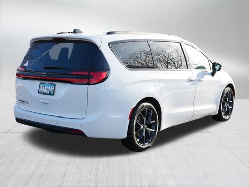 Used 2024 Chrysler Pacifica Touring-L w/ Uconnect Theater Family Group image 7