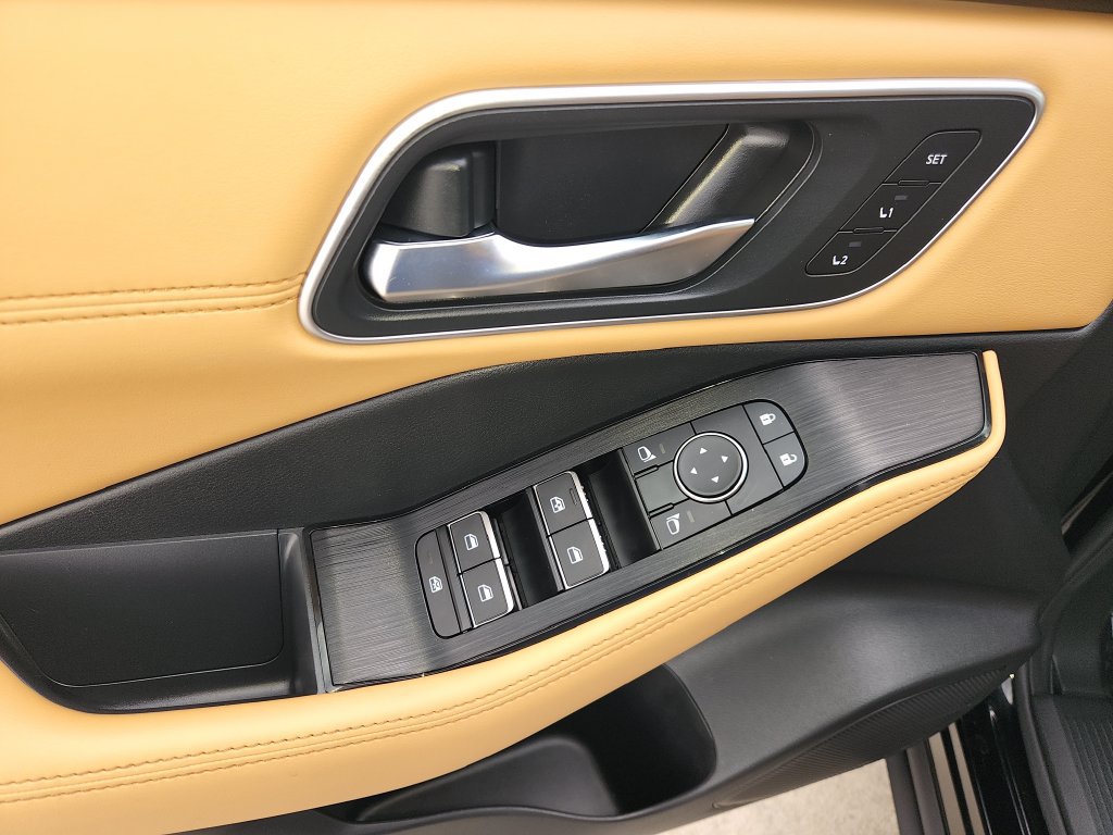Used 2023 Nissan Rogue Platinum FWD image 32