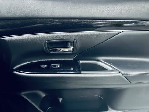 Used 2019 Mitsubishi Outlander LE FWD image 30