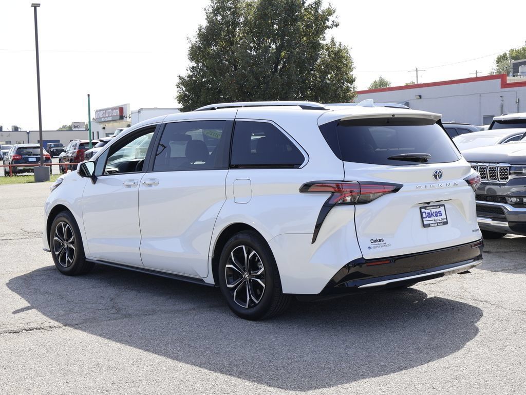 Used 2025 Toyota Sienna Platinum AWD/4WD image 4