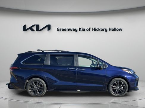 Used 2023 Toyota Sienna XSE image 8