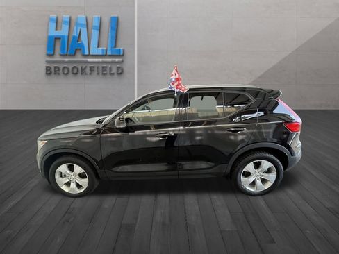 Used 2022 Volvo XC40 T5 Momentum image 2