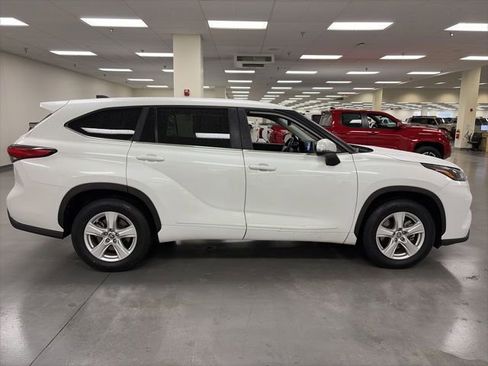 Used 2023 Toyota Highlander LE image 8