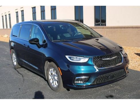 Used 2025 Chrysler Pacifica Select image 2