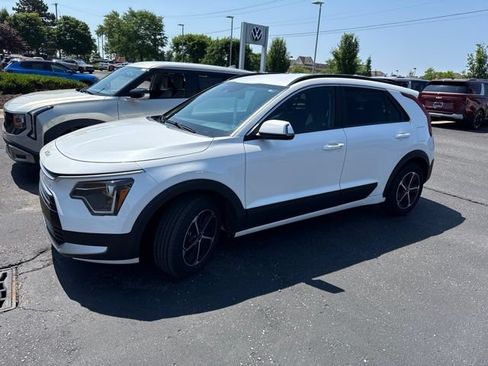 Certified 2024 Kia Niro EX FWD image 2