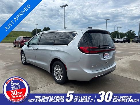 Certified 2024 Chrysler Pacifica Touring-L FWD image 7